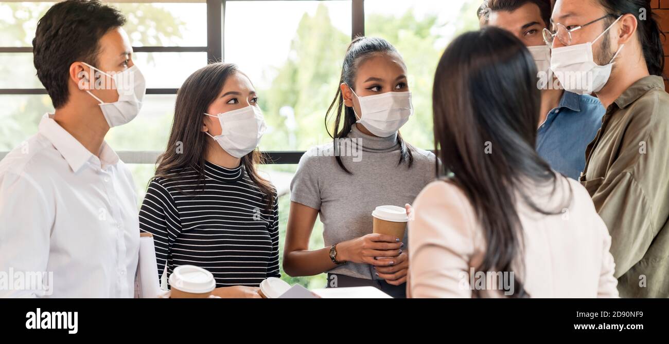 Panorama-Webbanner freistellen. Gruppe von Mitarbeitern Team-Meeting und Brainstorming für die Gründung neuer Unternehmen. Sie tragen Schutzmaske im neuen Normbereich Stockfoto