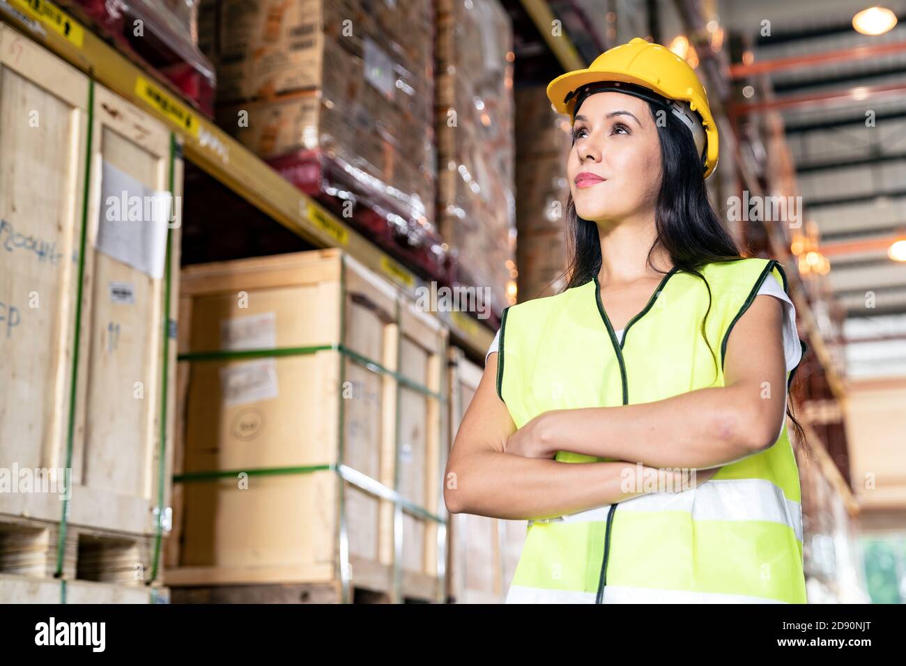 Portrait weiß kaukasischen Lager weibliche Arbeiter Frau stehen und Querarm mit Vertrauen Lächeln in großen Lager-Distributionszentrum. Business war Stockfoto