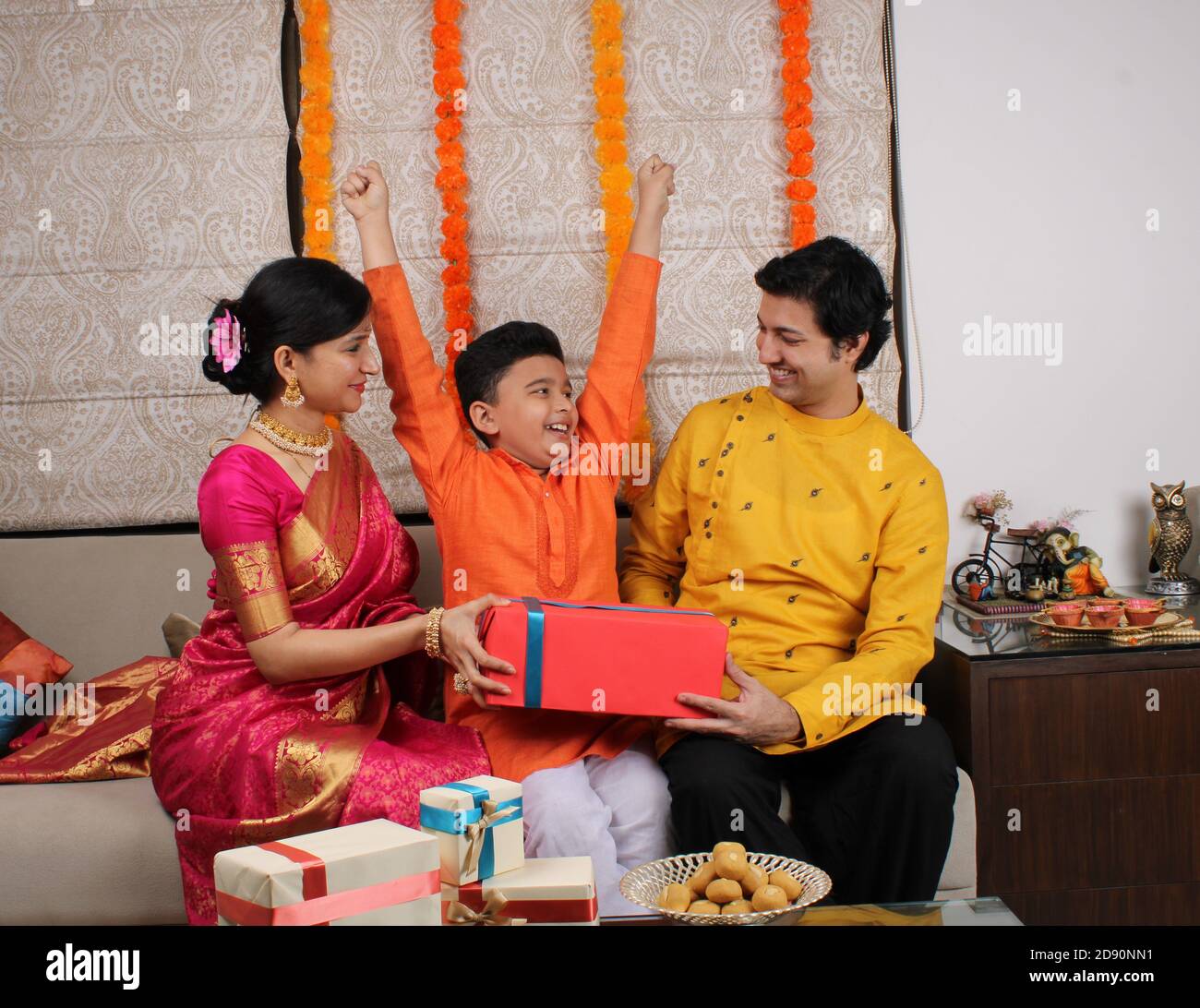 Paar, die ihrem Sohn Geschenke auf Diwali Festival. Stockfoto