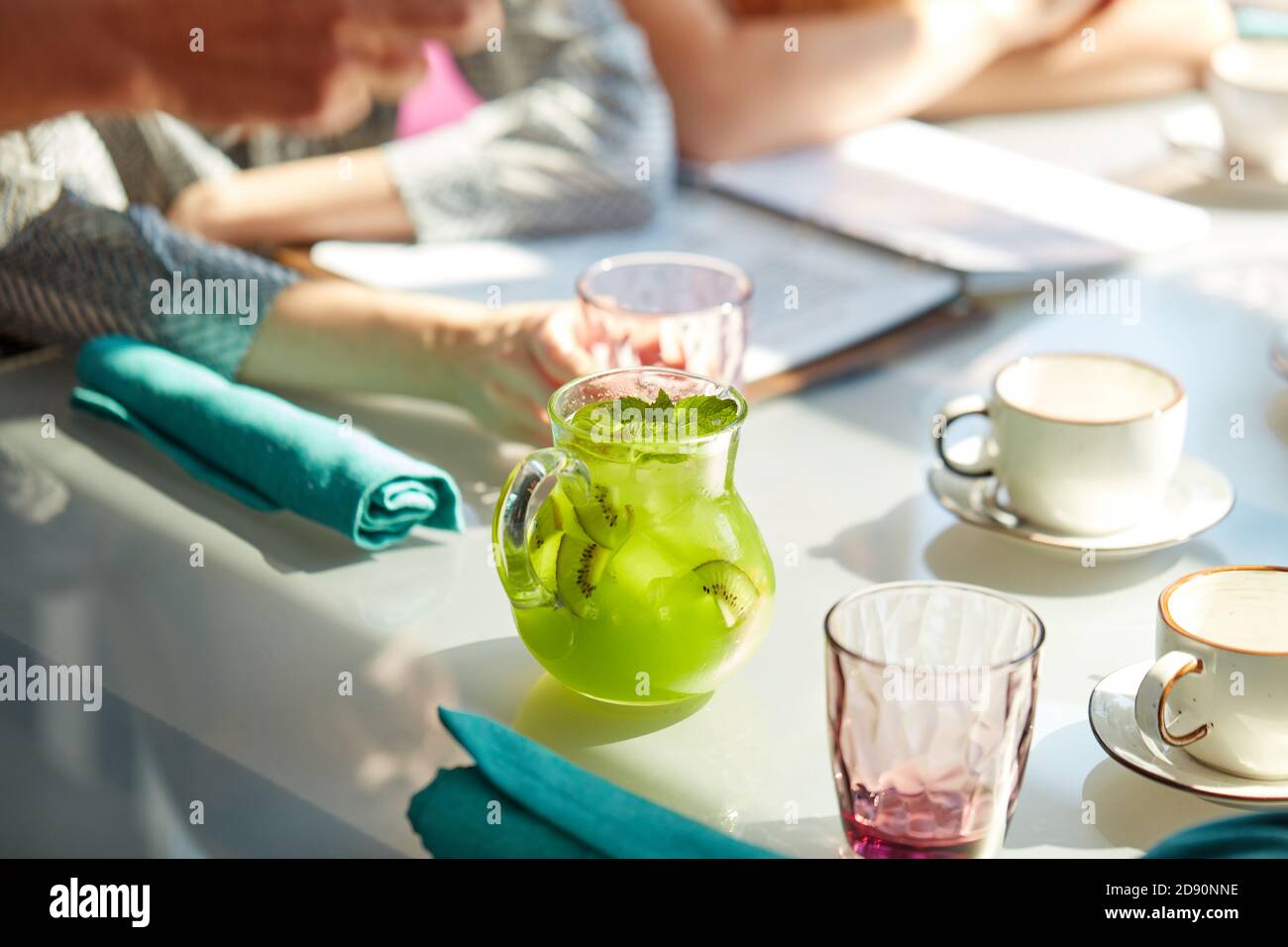 Nahaufnahme von süßen leckeren Getränken auf dem Tisch im Restaurant, Kiwi-Saft für die Kunden Stockfoto