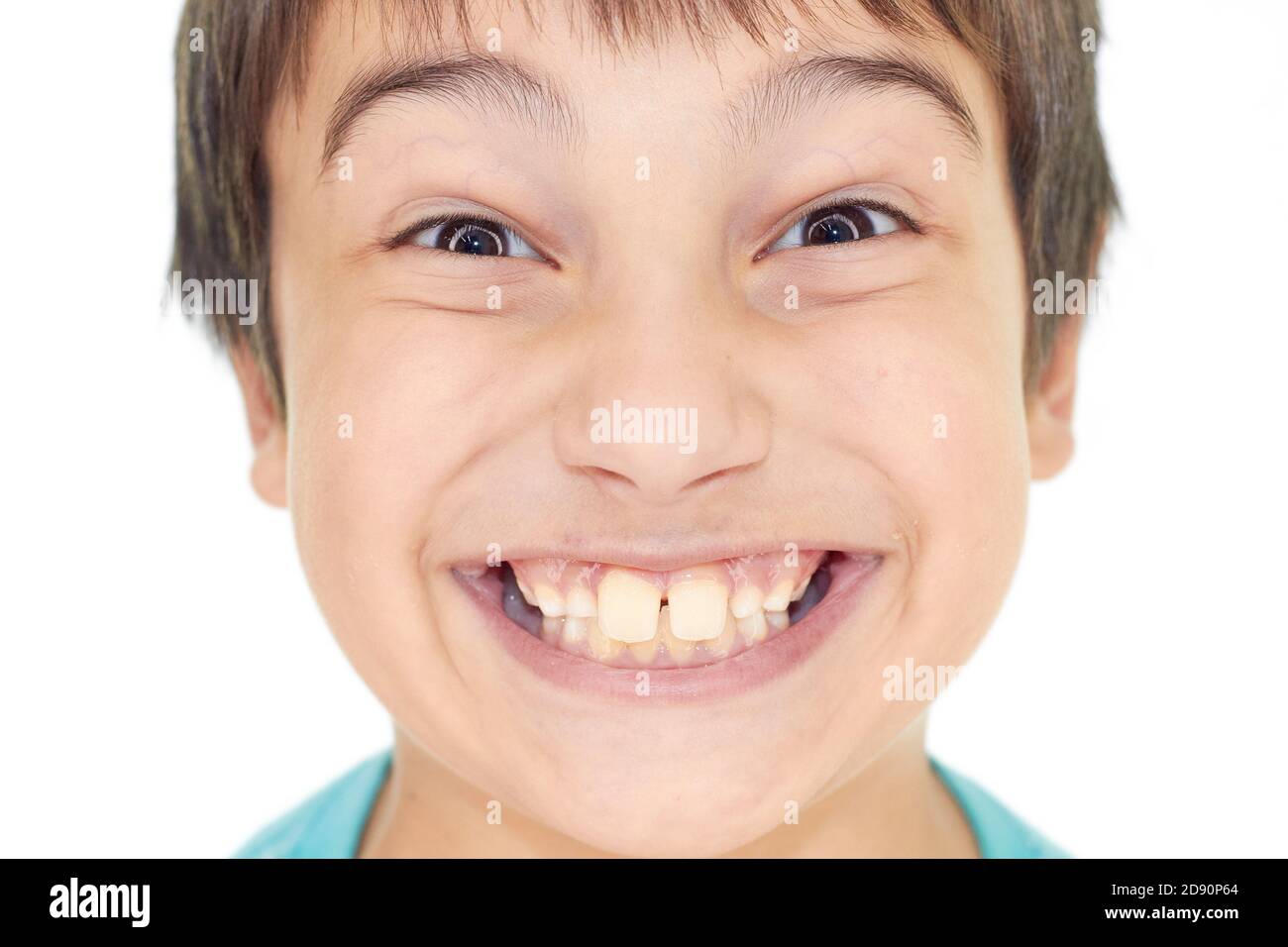 Ein dunkelhaariger hübscher Junge mit dunklen Augen ein blendend Lächeln Stockfoto