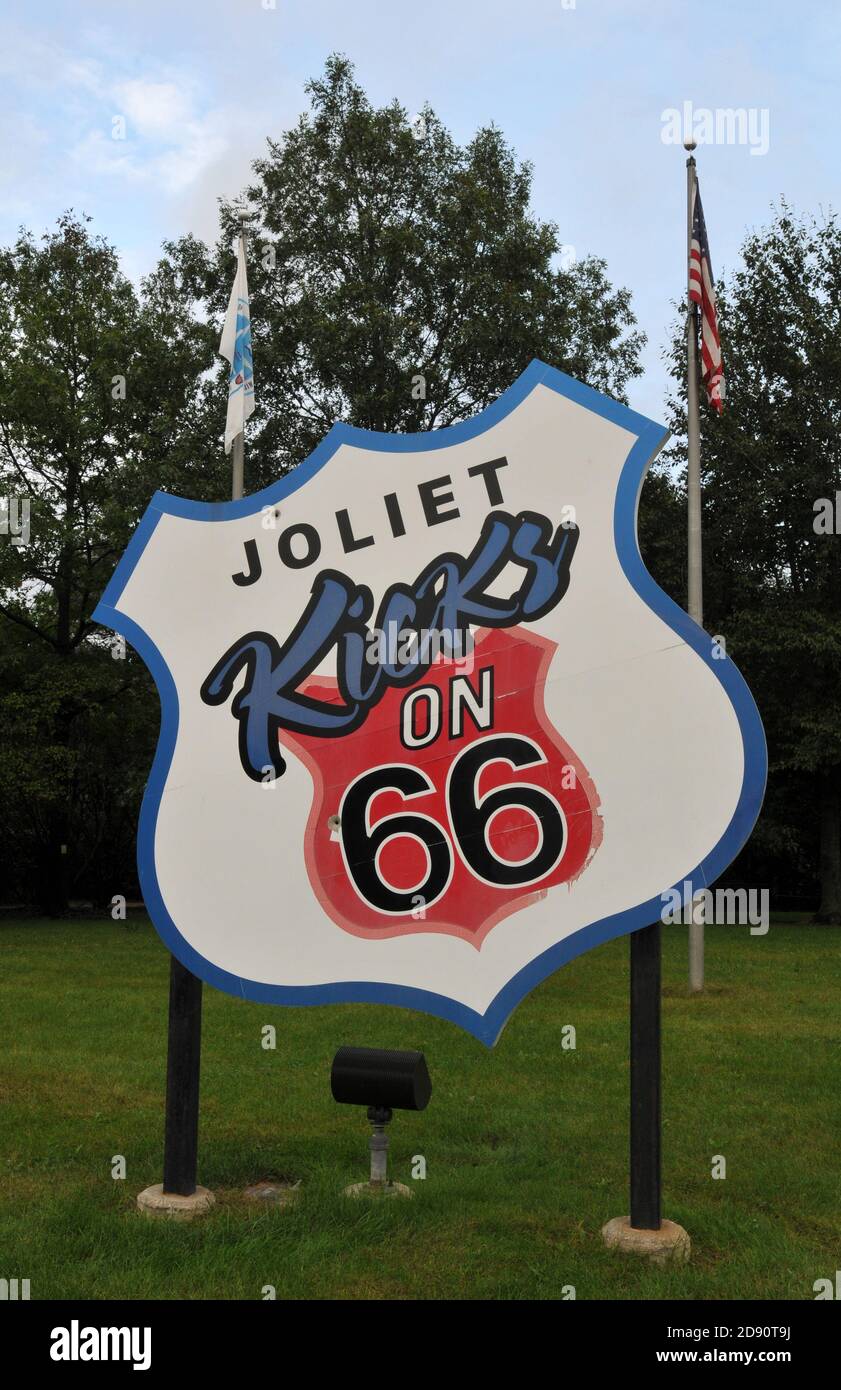 Das Joliet-Schild 66 begrüßt Besucher des Route 66 Parks in Joliet, Illinois. Die historische Straße führt durch das Herz der Stadt. Stockfoto
