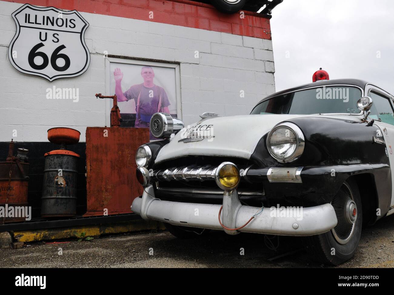 Ein klassisches Polizeiauto steht auf dem Display von Dick's Towing, einem Geschäft auf der Route 66 in Joliet, Illinois. Stockfoto