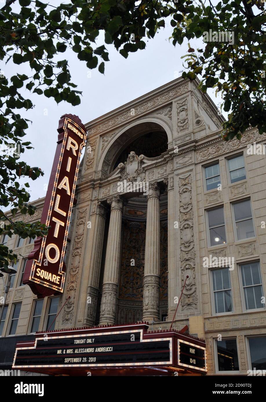 Kunstvolle Fassade und Festzelt des historischen Rialto Square Theatre in Joliet, Illinois, einem Wahrzeichen für darstellende Kunst. Stockfoto