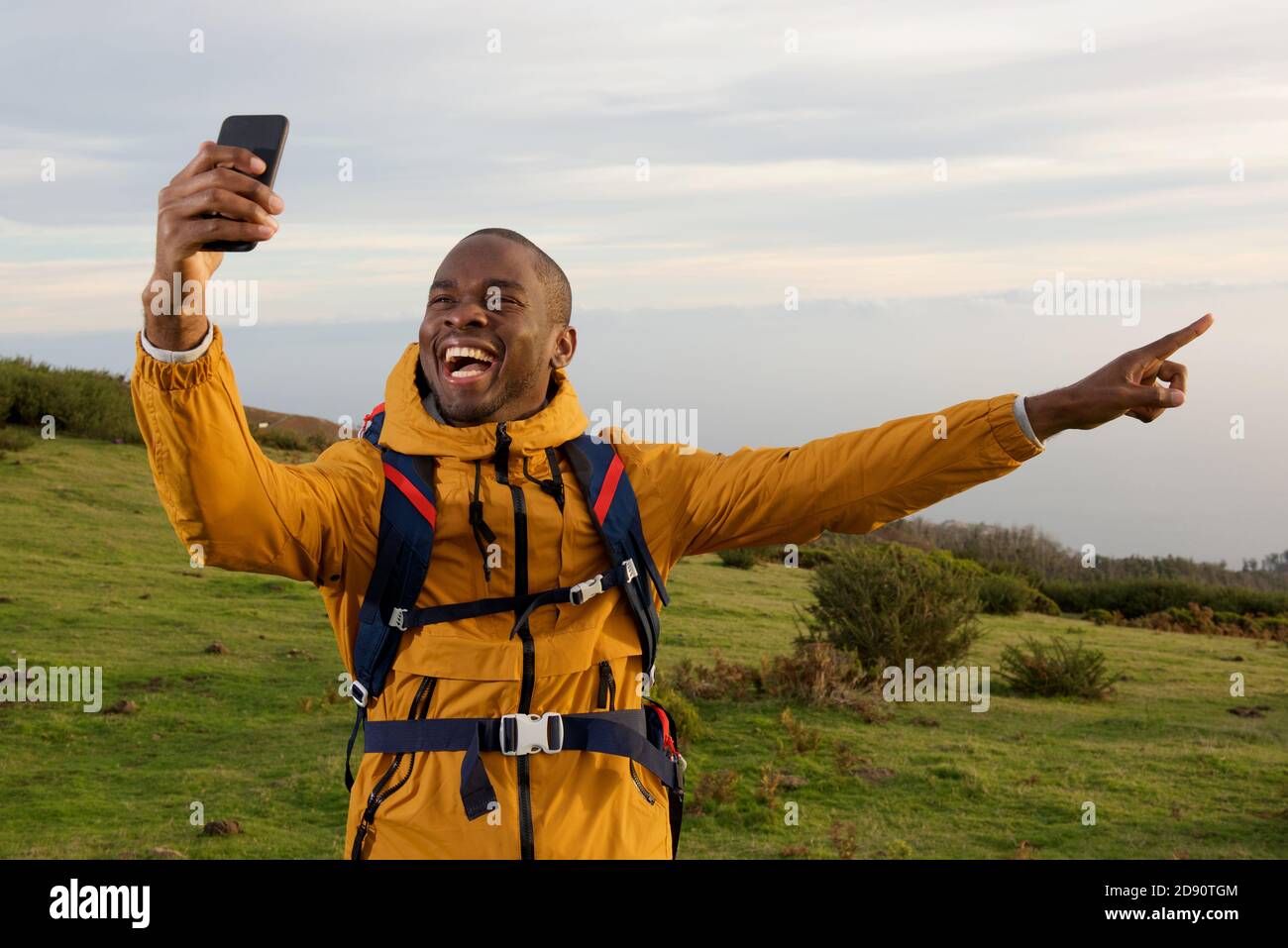 Porträt eines glücklichen afroamerikanischen Wanderers, der Selfie macht und zeigt Zu sehen Stockfoto