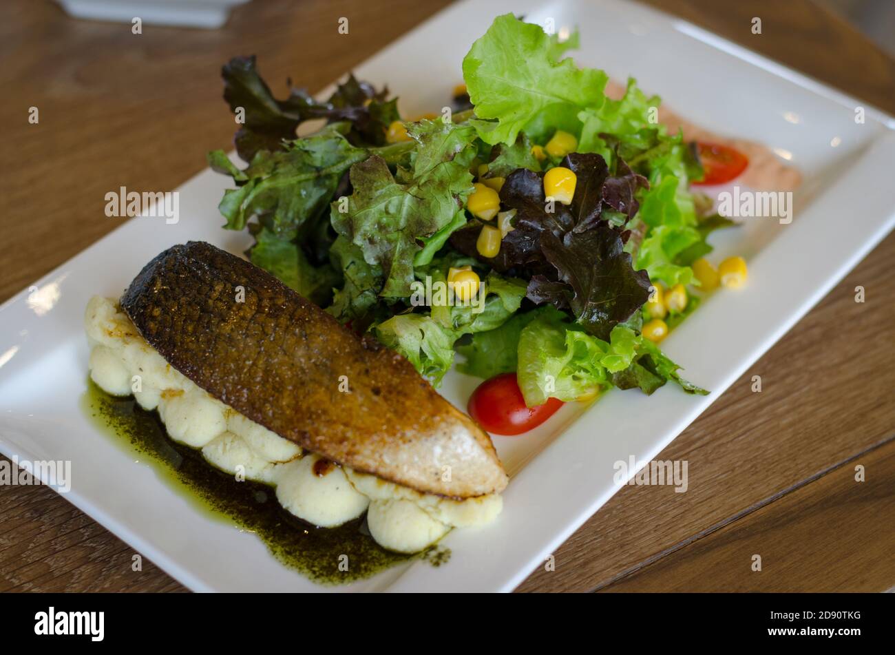 caesar Salat mit Grill Lachs Stockfoto