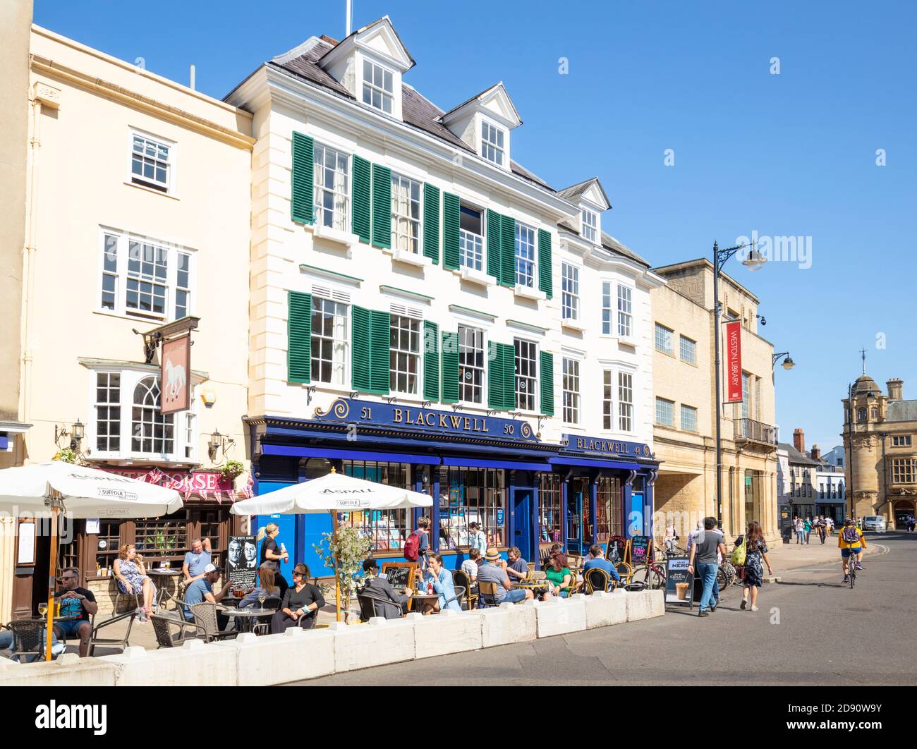 Sitzplätze und Schirme der Oxford University vor dem White Horse Pub und Blackwell's Bookshop Broad Street Oxford Oxfordshire England UK GB Europe Stockfoto