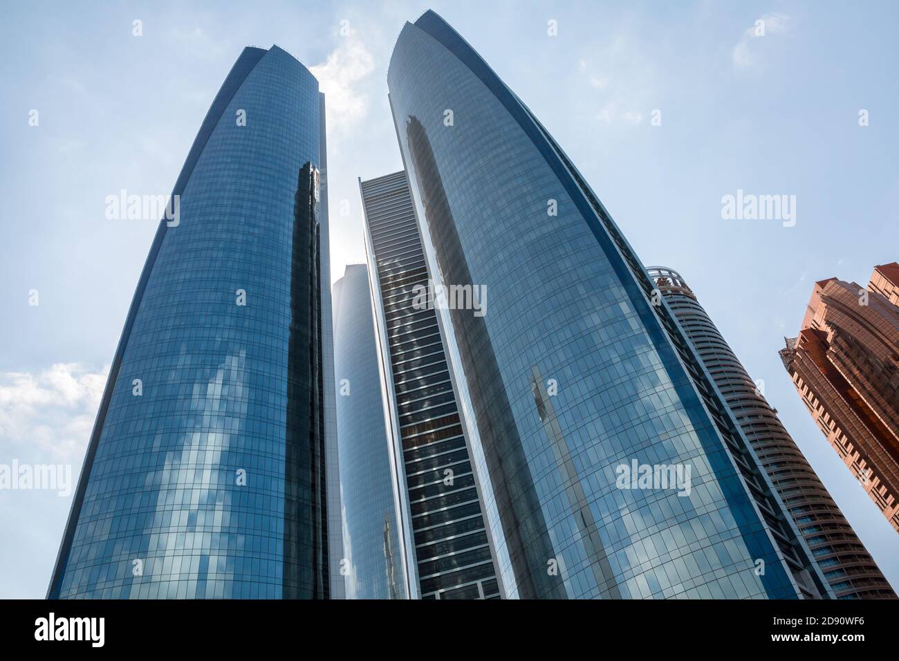 ABU DHABI, VEREINIGTE ARABISCHE EMIRATE - 24. Feb 2015: Etihad Towers ist ein Gebäudekomplex mit fünf Türmen in Abu Dhabi, der Hauptstadt der Vereinigten Staaten Stockfoto