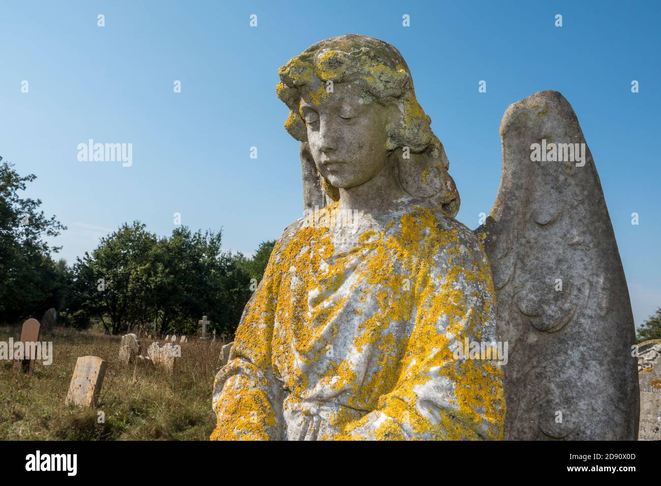 Ein aus Gussstein stehender Engel als Grabstein Stockfoto