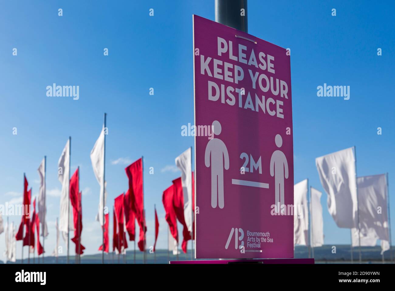 Luke Jerrams Kunstwerk "in Memoriam" entstand aus über 100 Bettlaken, einem riesigen Meer von Flaggen, die an die Verlorenen von Covid-19 am Strand von Sandbanks in Großbritannien erinnern Stockfoto