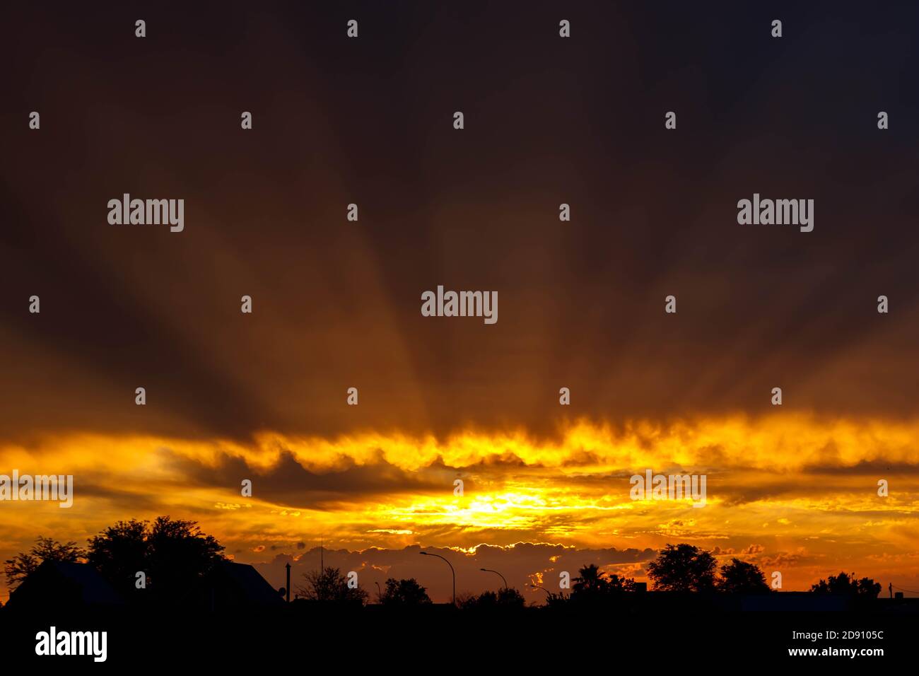 Dramatischer, brennender, bunter afrikanischer Himmel Stockfoto