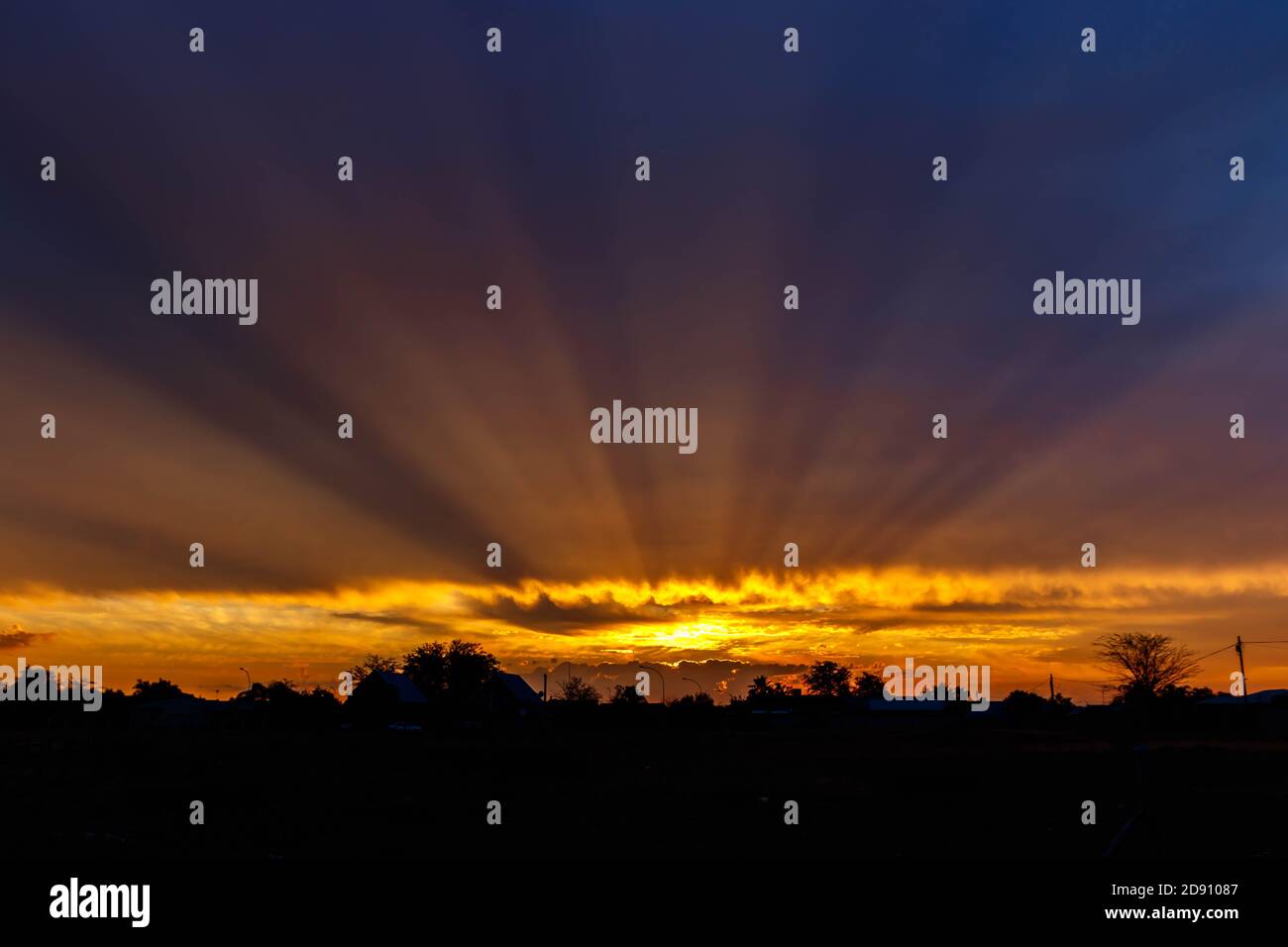 Dramatischer, brennender, bunter afrikanischer Himmel Stockfoto