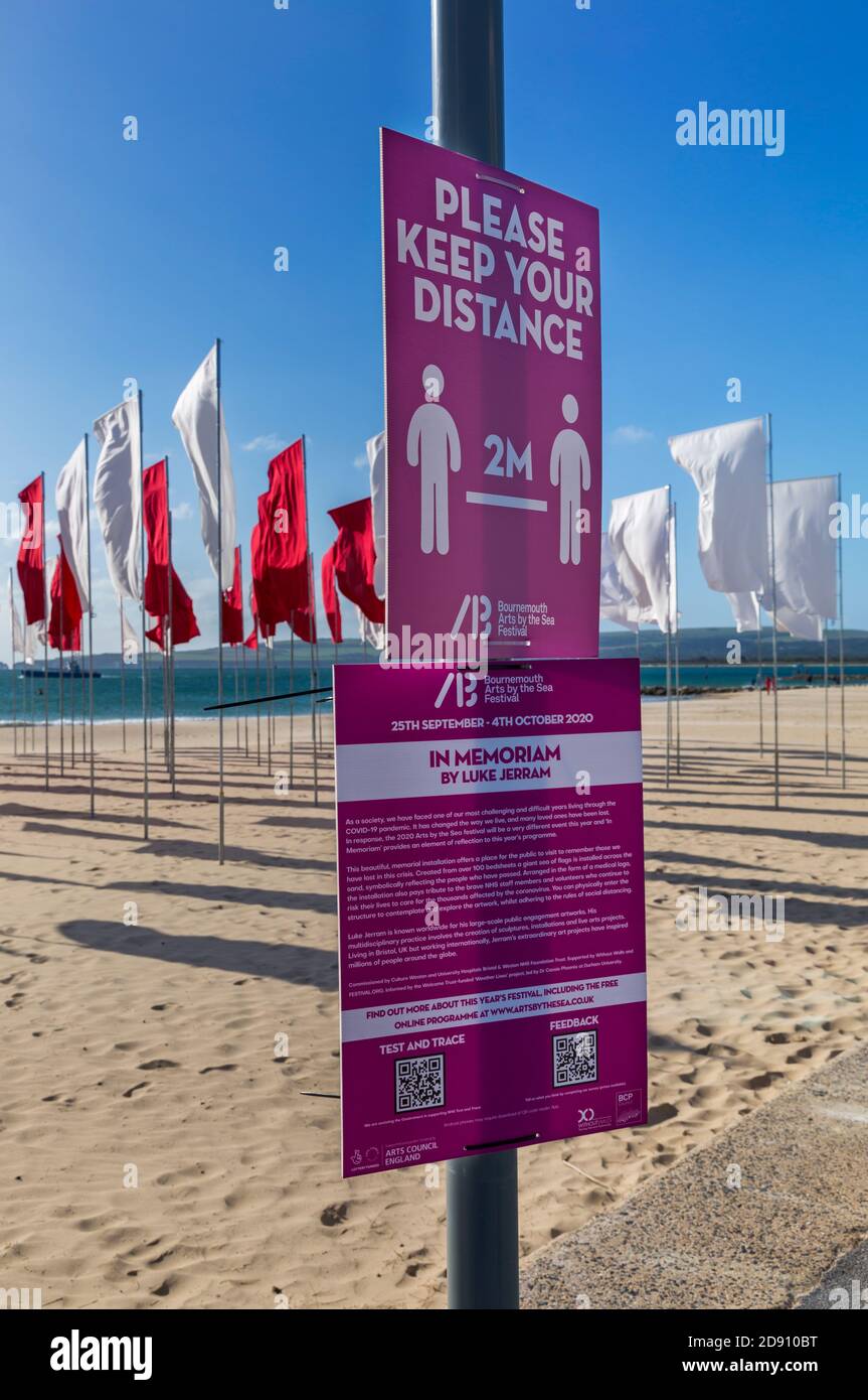 Luke Jerrams Kunstwerk "in Memoriam" entstand aus über 100 Bettlaken, einem riesigen Meer von Flaggen, die an die Verlorenen von Covid-19 am Strand von Sandbanks in Großbritannien erinnern Stockfoto