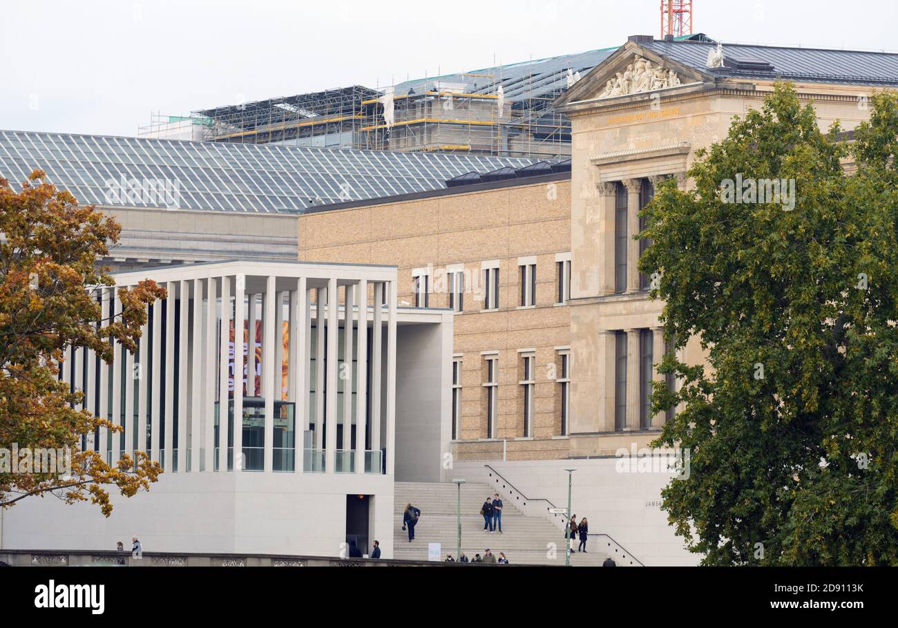 Berlin, Deutschland. Oktober 2020. Die James-Simon-Galerie im parkähnlichen Lustgarten und neben einem Teil der Fassade des Neuen Museums (Museum für vor- und Frühgeschichte). Bis 31.03.2021 ist in der James Simon Galerie auf der Museumsinsel die Ausstellung "Germanisches Volk" zu sehen. Quelle: Soeren Stache/dpa-Zentralbild/ZB/dpa/Alamy Live News Stockfoto
