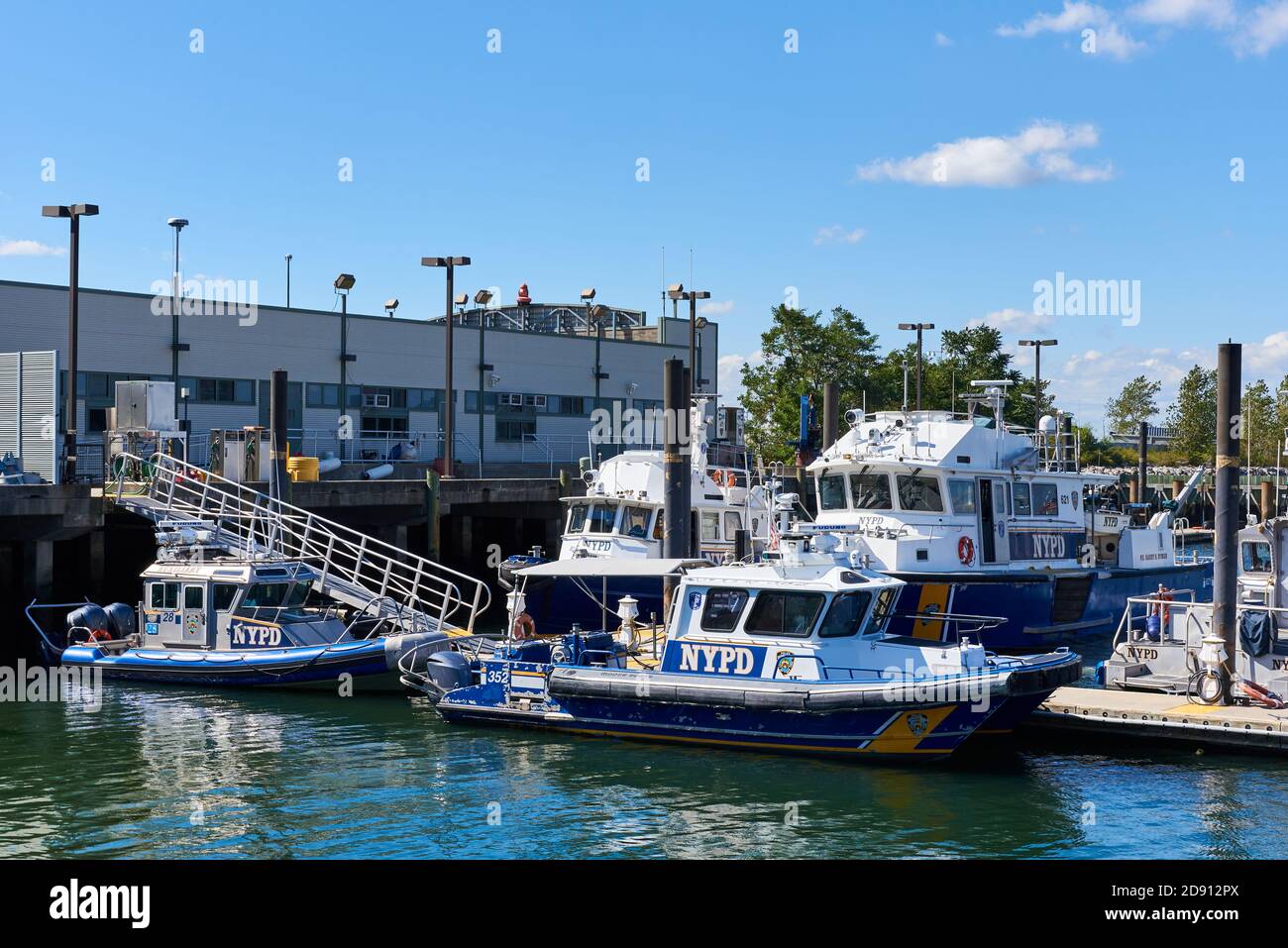 In Sunset Park, Brooklyn, ist der Hauptsitz der NYPD Harbor Einheit und der Yachthafen für die Boote. Stockfoto