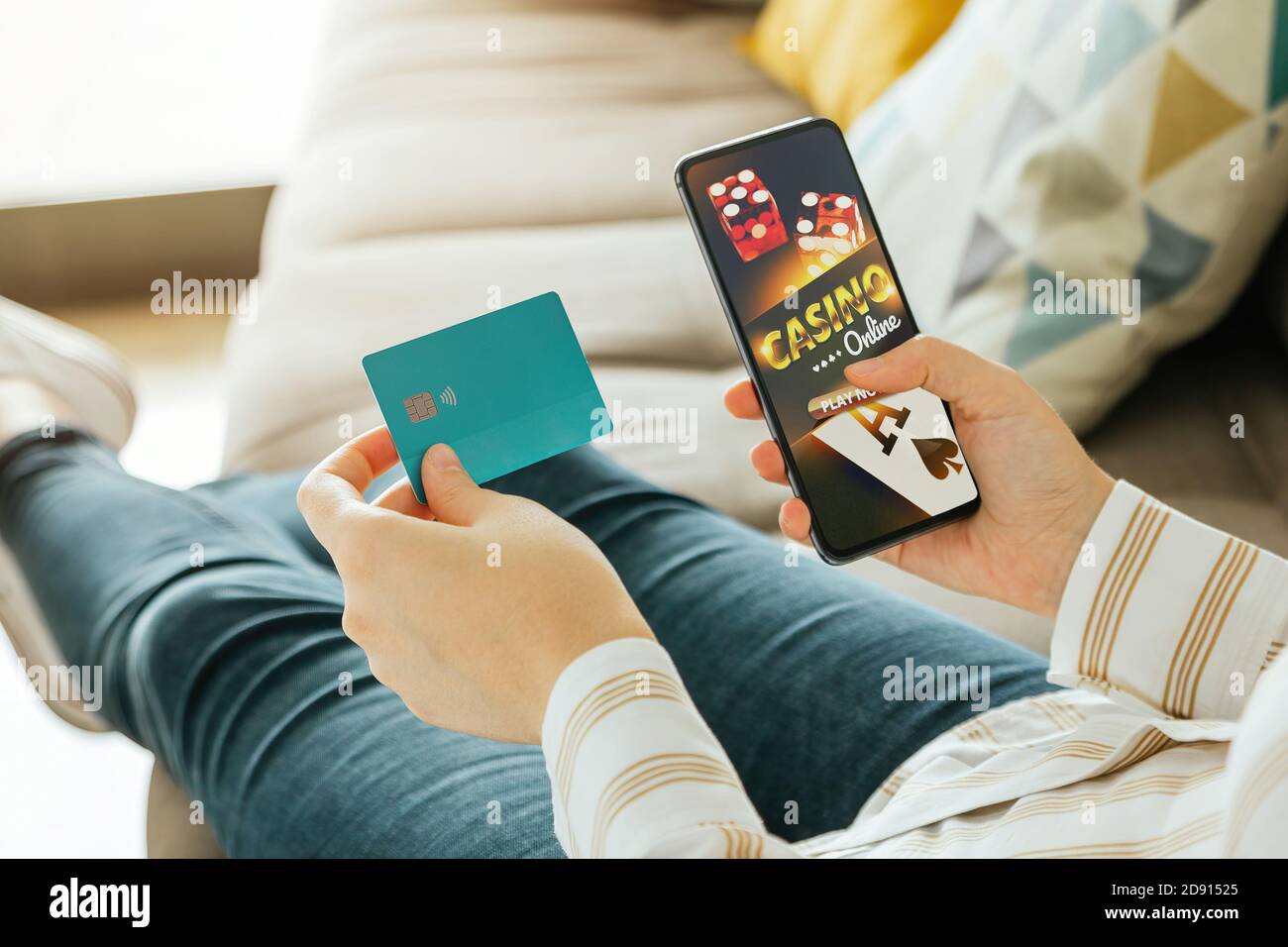 Stock Foto von einer unkenntlichen Frau gehen, um Online-Casino von der Couch spielen und halten eine Kreditkarte zu bezahlen. Online Glücksspiel und Wetten Konzept Stockfoto