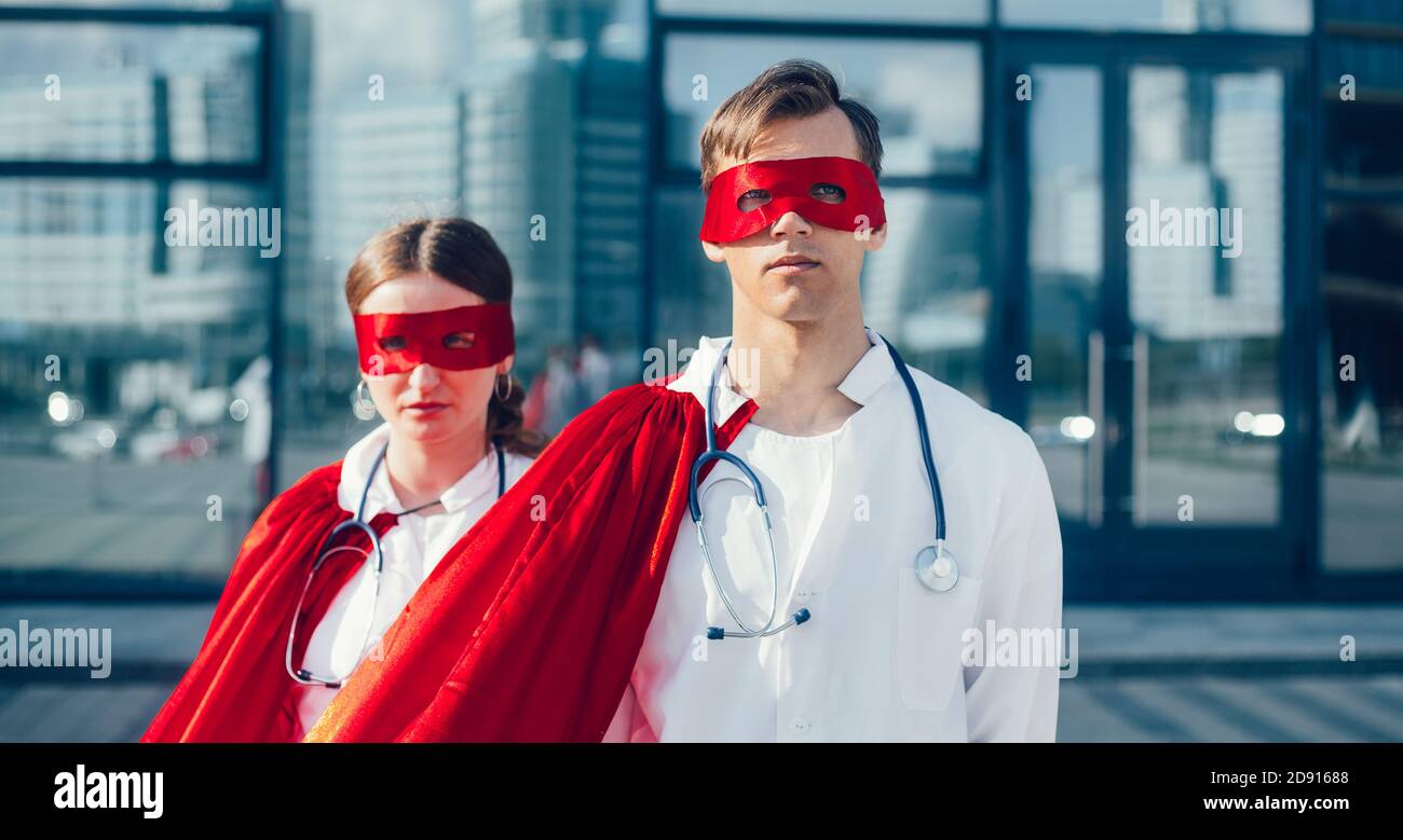 Nahaufnahme. Ärzte sind Superhelden stehen auf einer Stadtstraße. Stockfoto