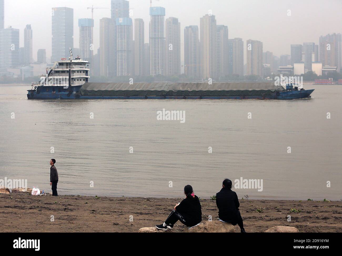 Wuhan, China. November 2020. Am Sonntag, den 1. November 2020, macht sich ein Frachtschiff auf den Weg über Wuhan, der Hauptstadt der Provinz Hubei. Chinas Wirtschaft hat sich erholt, als die Covid-19-Pandemie unter Kontrolle gebracht wurde. Die zweitgrößte Volkswirtschaft der Welt verzeichnete im dritten Quartal ein Wachstum von 4.9% - die einzige große Weltwirtschaft, die eine Expansion verzeichnet. Foto von Stephen Shaver/UPI Kredit: UPI/Alamy Live Nachrichten Stockfoto