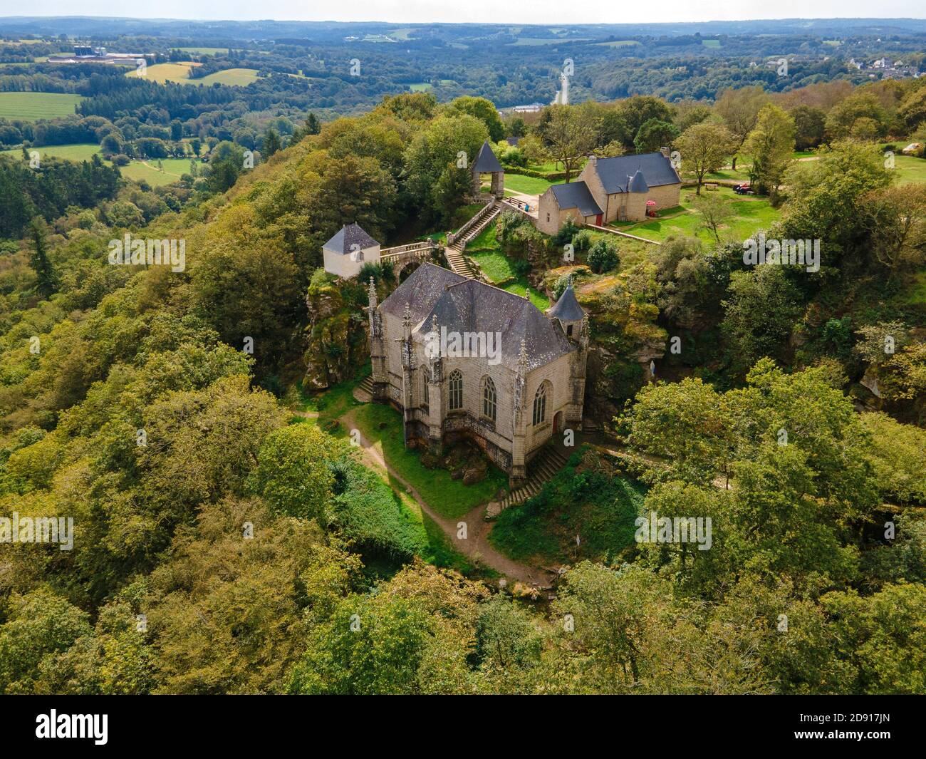 Luftaufnahme der alten Sainte Barbe Kapelle im Wald verloren, Morbihan, Bretagne, Frankreich Stockfoto