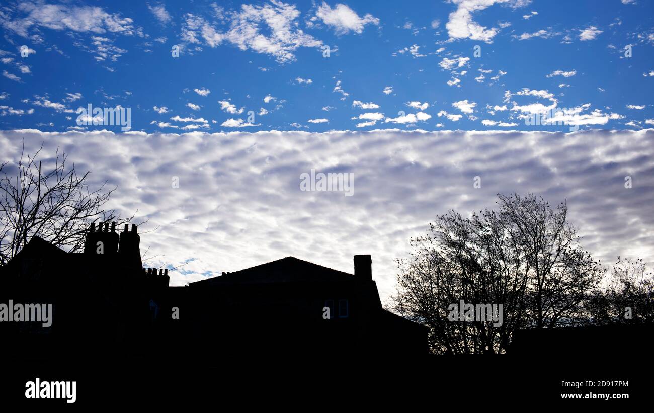 Eine außergewöhnliche gerade Wolkenformation über Gebäuden in der City of York, Großbritannien, 2. November 2020 Stockfoto