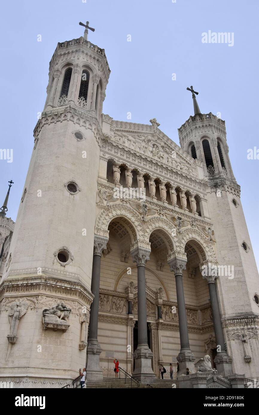 Lyon, Frankreich - 19. August 2019. Außenansicht der Basilika Notre-Dame de Fourviere in Lyon, Rhone-Alpes, Frankreich. Stockfoto