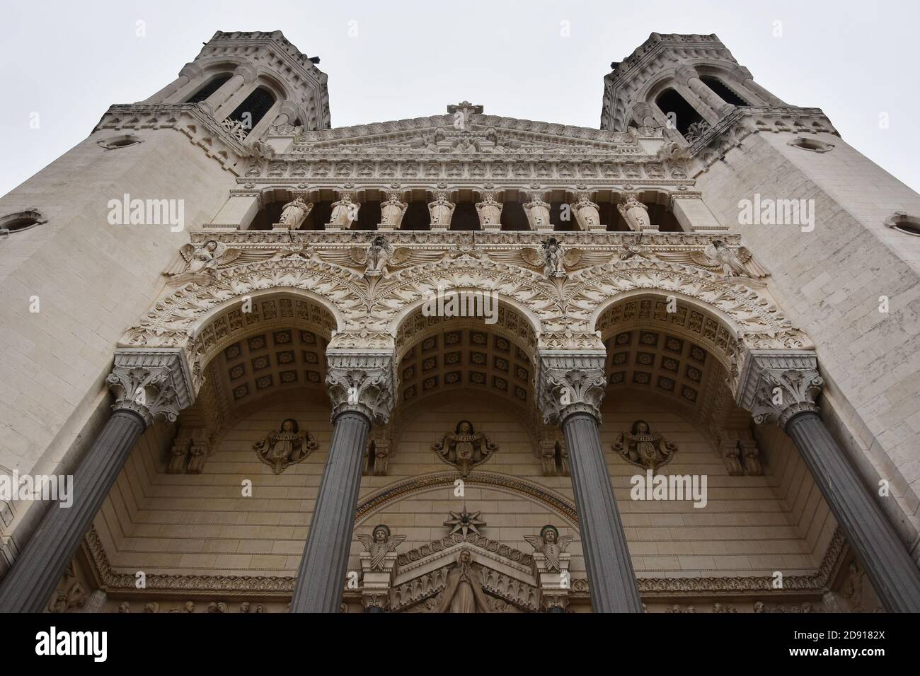 Lyon, Frankreich - 19. August 2019. Außenansicht der Basilika Notre-Dame de Fourviere in Lyon, Rhone-Alpes, Frankreich. Stockfoto