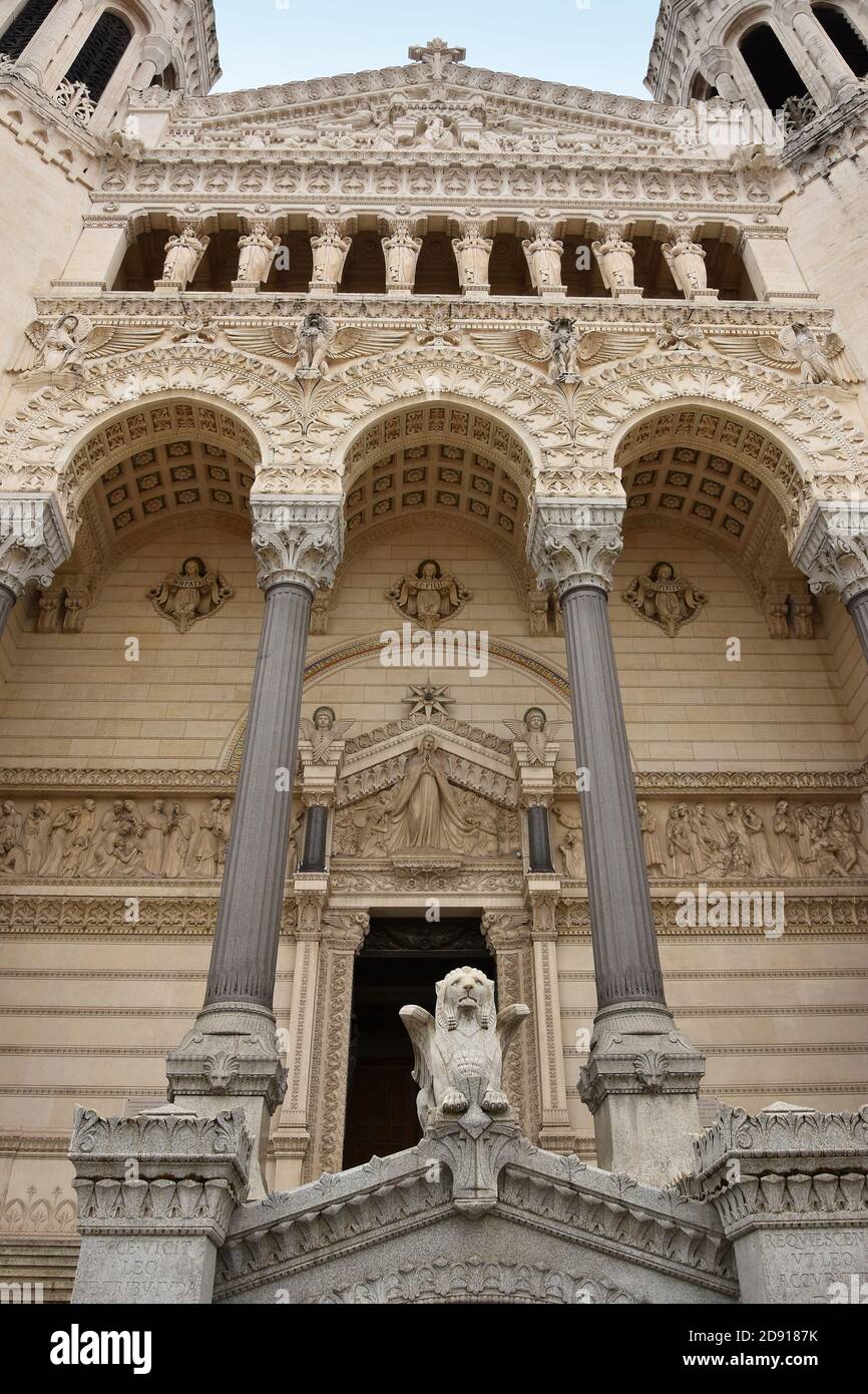 Lyon, Frankreich - 19. August 2019. Außenansicht der Basilika Notre-Dame de Fourviere in Lyon, Rhone-Alpes, Frankreich. Stockfoto