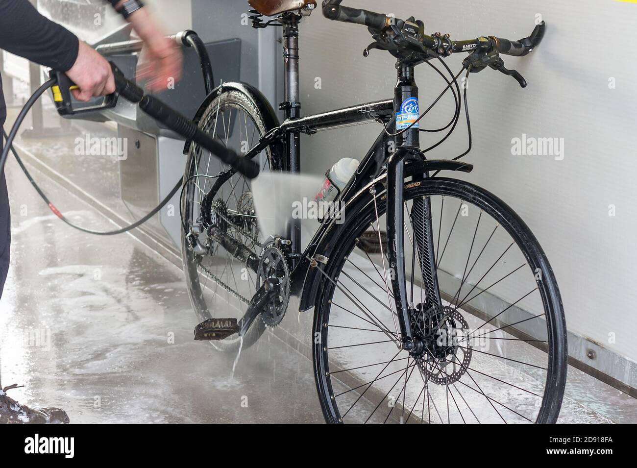 Region Königsberg, Russland, 1. März 2020. Ein schwarzes Fahrrad ist mit Schlamm befleckt. Schmutziges schwarzes Fahrrad. Waschen Sie ein schwarzes Fahrrad aus dem Schmutz. Stockfoto