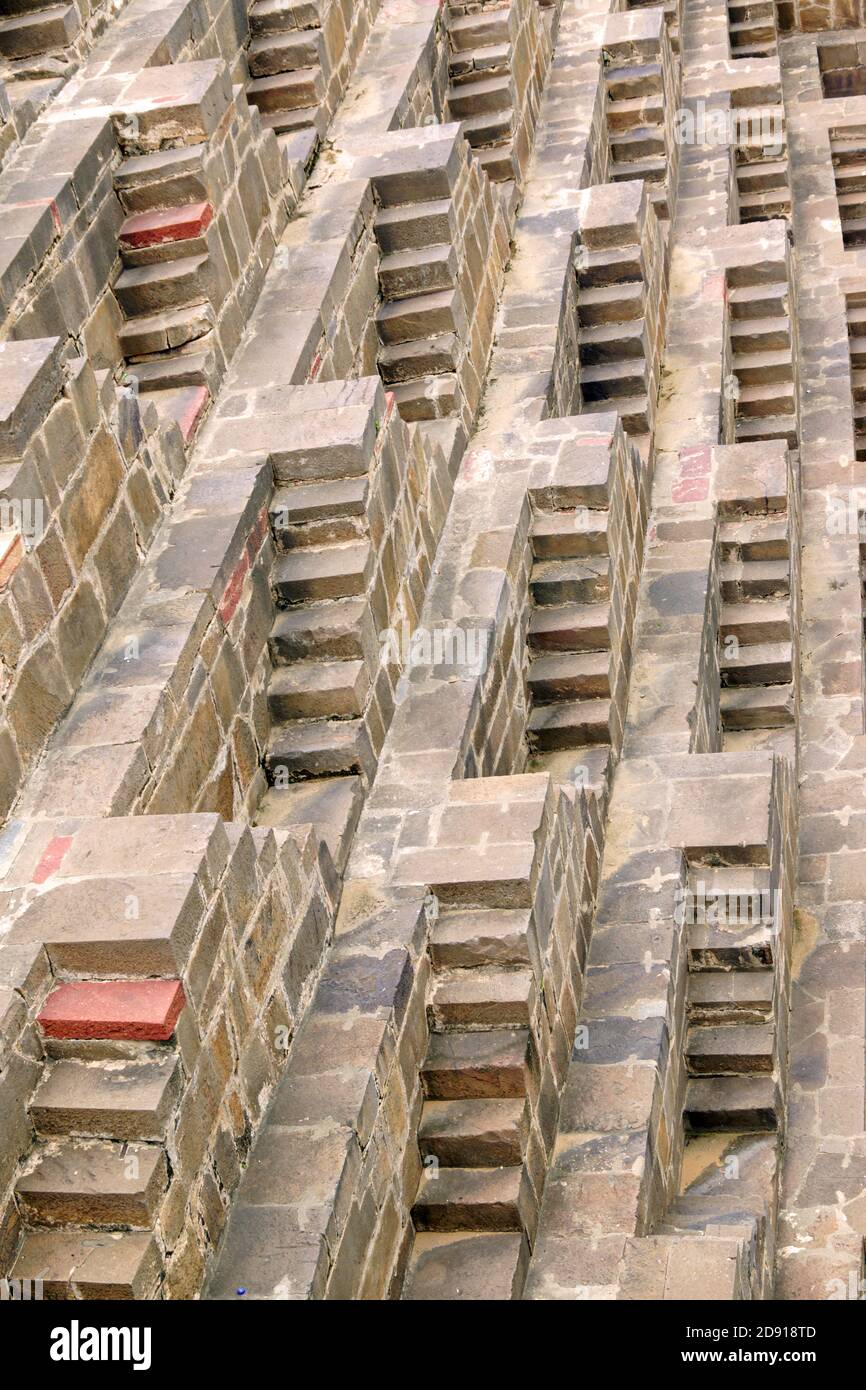 Der Chand Baori ist ein Steppbrunnen, der von König Chanda im Dorf Abhaneri in Rajasthan im 9. Jahrhundert erbaut wurde. Es besteht aus 3,500 Steinstufen Stockfoto