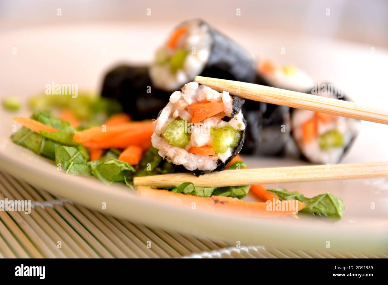 Sushi Rollen Gericht asiatische Lebensmittel weiß Reis Gemüse Fisch Sushi In Platte Stockfoto