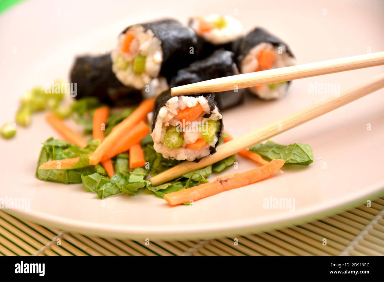 Sushi Rollen Gericht asiatische Lebensmittel weiß Reis Gemüse Fisch Sushi In Platte Stockfoto