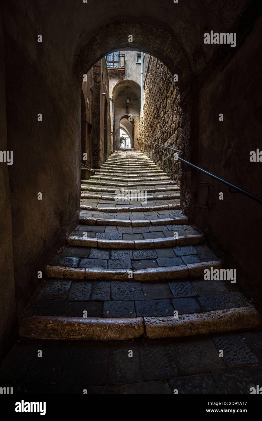 Treppe einer charakteristischen Gasse des etruskischen Dorfes von Pitigliano Stockfoto