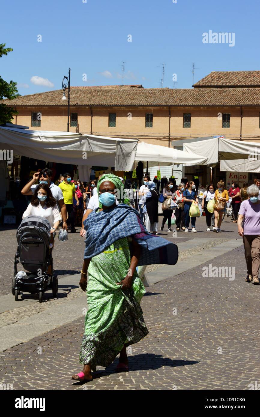 Forlì, Italien - 1. Juni 2020: Via delle Torri in der Innenstadt während eines Markttages. Viele Menschen tragen eine schützende Gesichtsmaske gegen coron Stockfoto