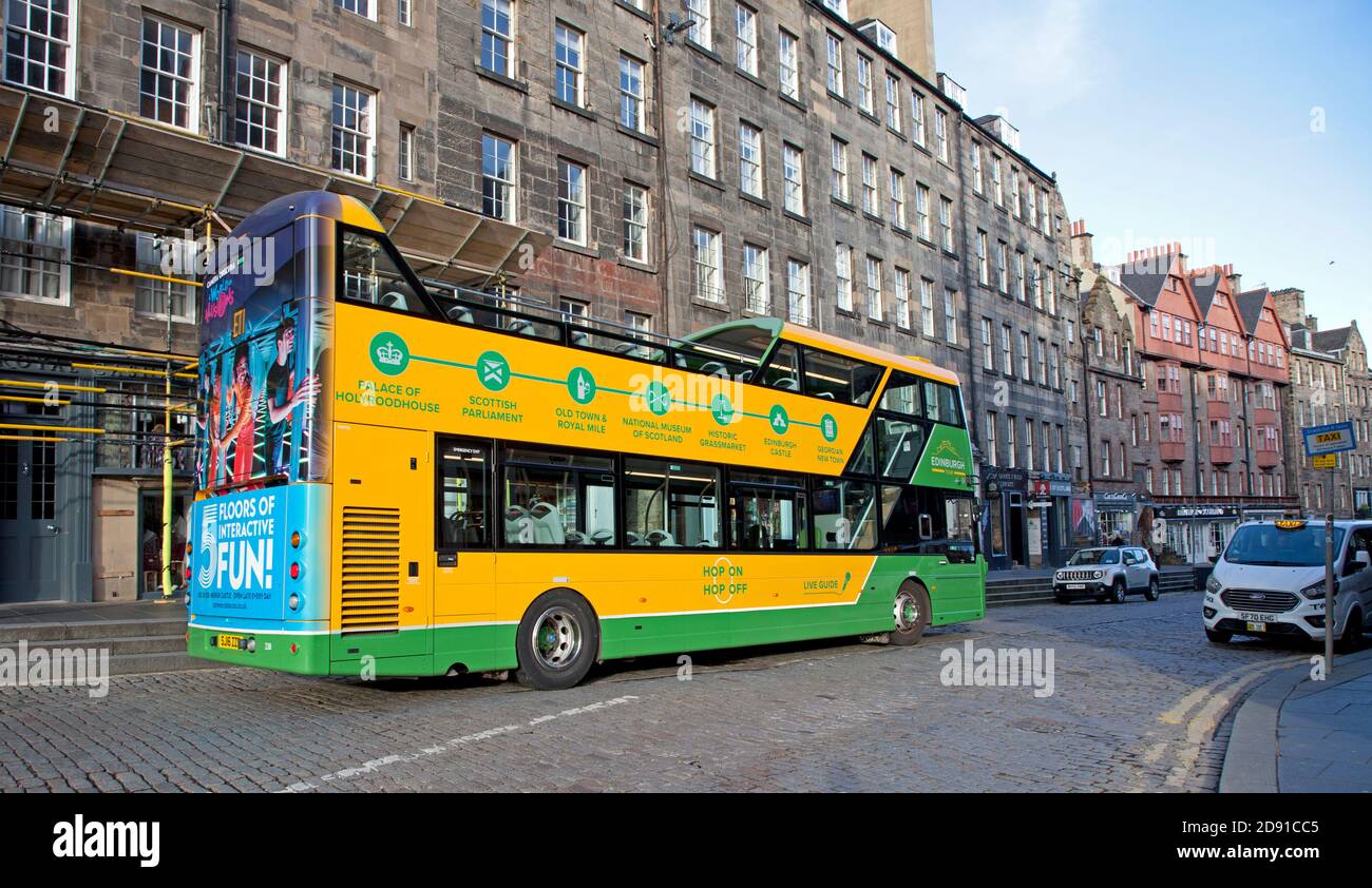 Edinburgh Stadtzentrum, Schottland, Großbritannien. November 2020. Edinburgh unterliegt nun Tier-3-Beschränkungen, der zweithöchsten Alarmstufe. In der dritten Ebene dürfen die Gaststätten geöffnet werden, aber es kann kein Alkohol verkauft werden, und sie müssen um 18:00 Uhr geschlossen werden. Obwohl einige geöffnet haben, haben die meisten Betriebe, die normalerweise Alkohol verkaufen und Mahlzeiten anbieten, entschieden, nicht zu öffnen. Überall ist es ruhig, einschließlich Cafés und Touristenläden, sowie die leeren Touristenbusse. Stockfoto