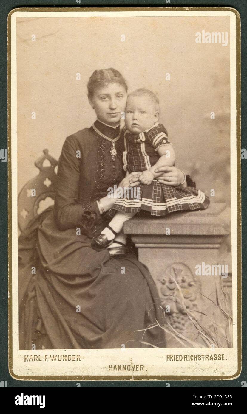 Karl F. Wunder CDV junge Mutter mit Tournüre und Kind Bildseite. Stockfoto