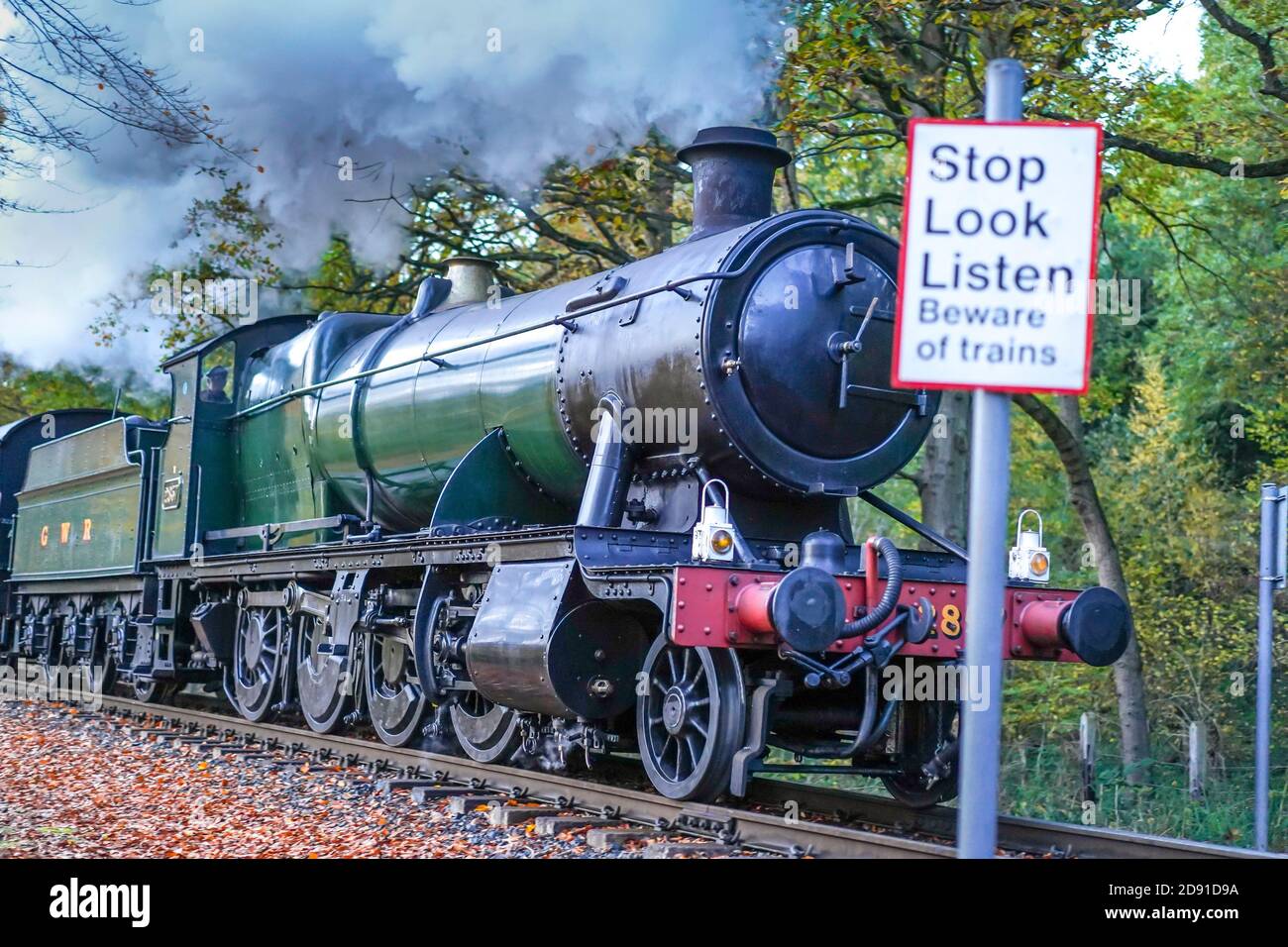 Vintage UK Dampfzug vorbei Stop Look Hören Gefahr Zeichen auf ländlichen Severn Valley Heritage Railway Linie, Großbritannien. Stockfoto