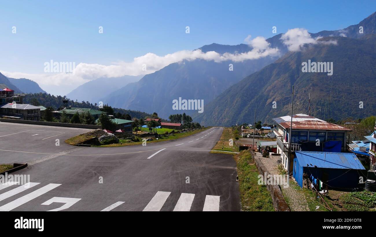 Start- und Landebahn des beliebten Tenzing-Hillary Airport (IATA: LUA) in Lukla, Khumbu Region, Nepal, gilt als einer der gefährlichsten Flughäfen weltweit. Stockfoto