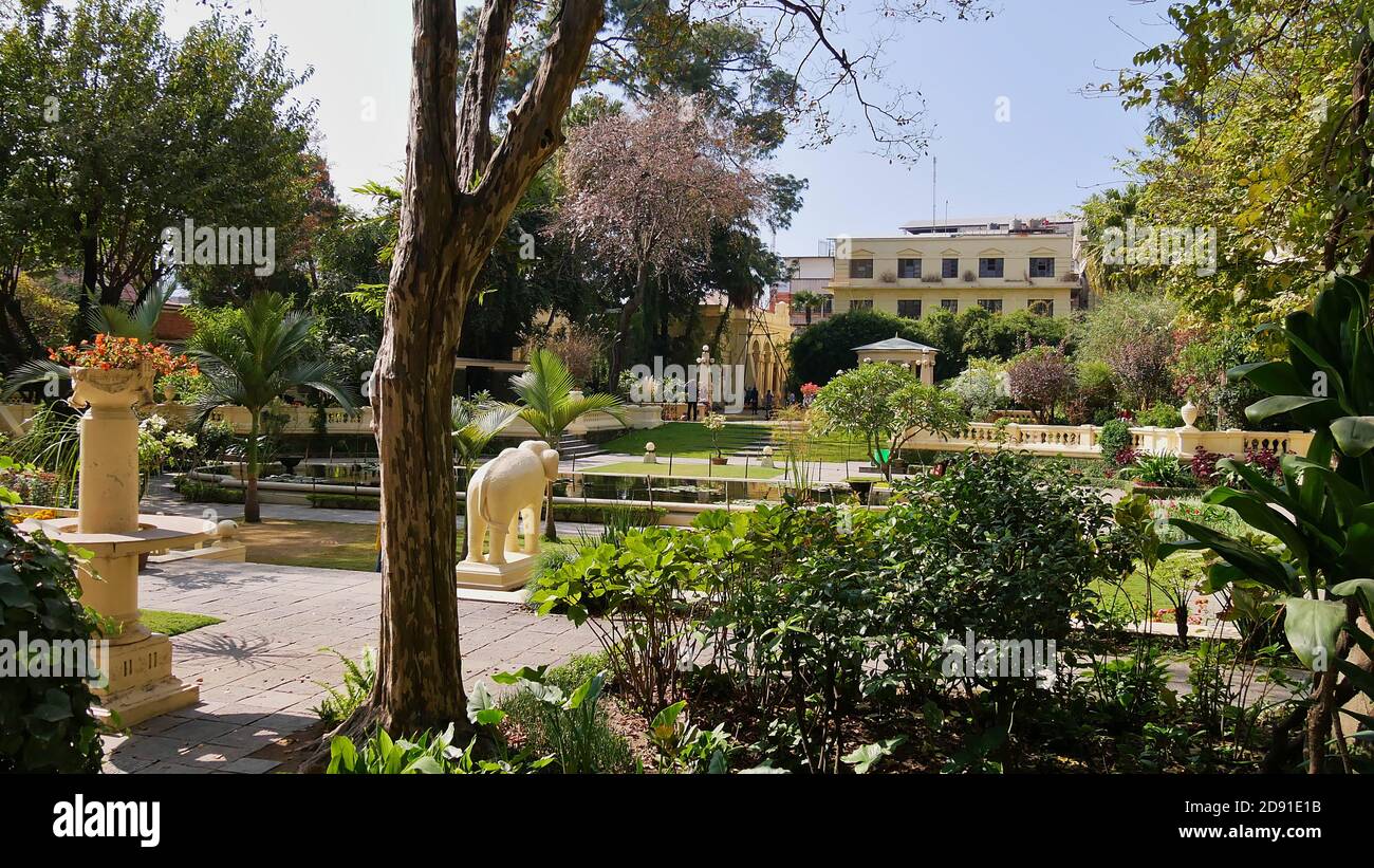 Park Area Garden of Dreams (auch Garden of Six Seasons) in der Innenstadt von Kathmandu, Nepal mit Elefantenskulptur, Bäumen, blühenden Blumen, Teich. Stockfoto