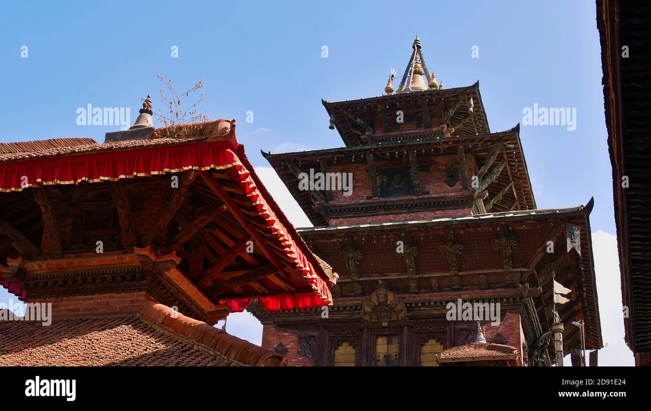Tempeldächer mit hölzernen Ornamenten (Newari-Kunst) am Kathmandu Durbar Square (UNESCO-Weltkulturerbe) in Nepal. Stockfoto