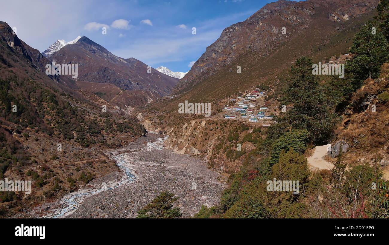 Panoramablick auf Bhote Koshi Tal mit kleinem Dorf Thamu auf dem Weg nach Thame, Khumbu, Himalaya, Nepal auf den drei Pässen Trek. Stockfoto