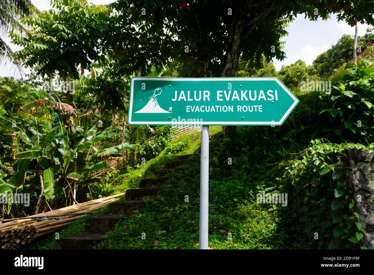 Im Falle eines Vulkanausbruchs ist dies die Evakuierungsroute. Ternate, Nord-Molukken, Indonesien. Stockfoto