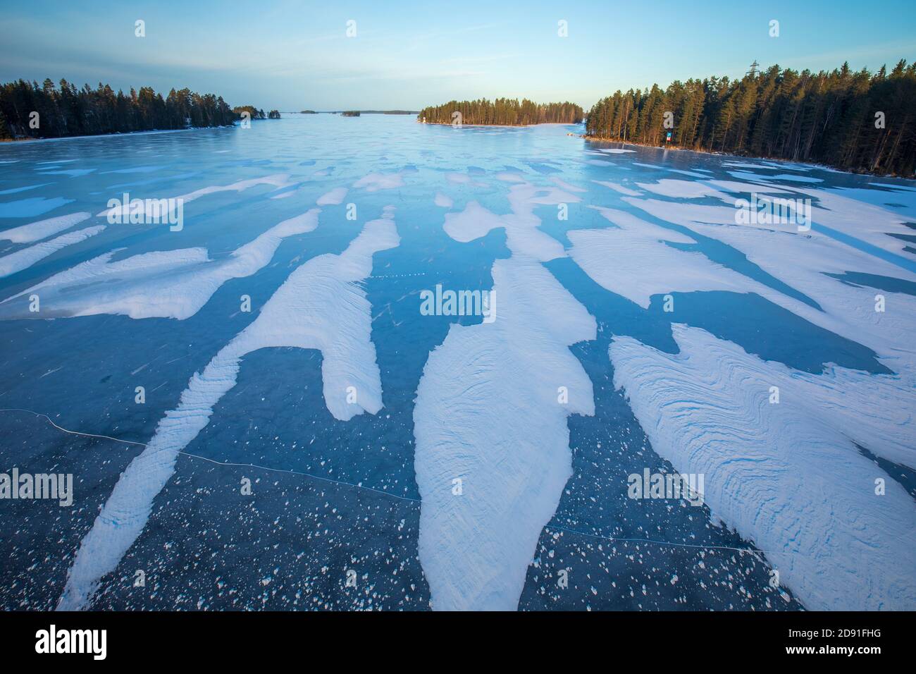 Frisches neues schneefreies Eis am See Pohjois-Konnevesi an der Kivisalmi Meerenge im Winter, Finnland Stockfoto