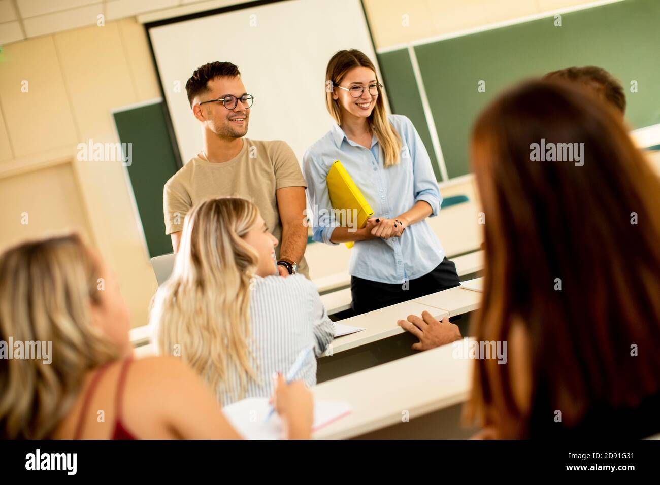 Gruppe von Studenten im Klassenzimmer mit jungen Frauen Dozenten Stockfoto