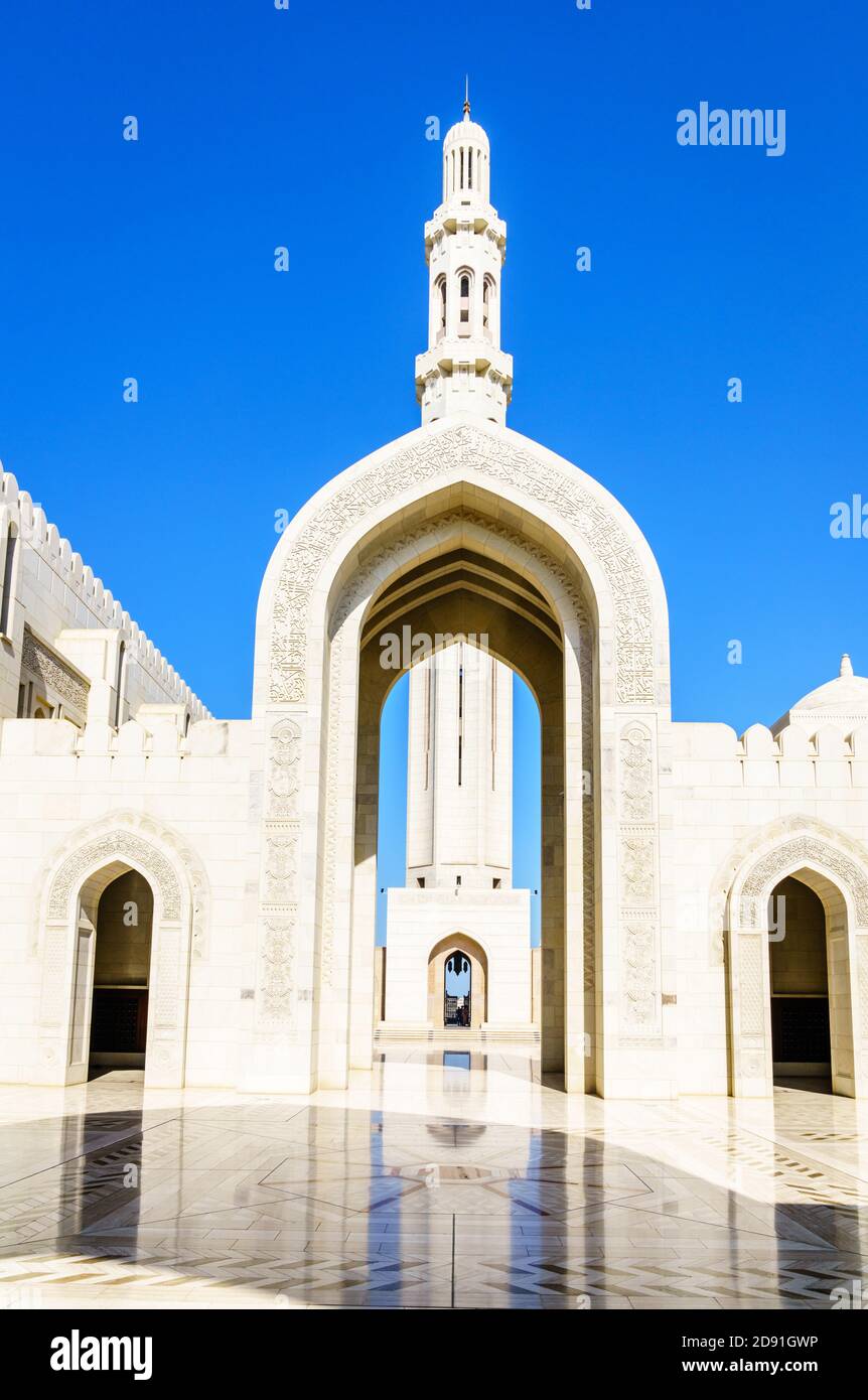 Hauptminarett und das Eingangstor an der Sultan Qaboos Moschee in Muscat, Oman Stockfoto