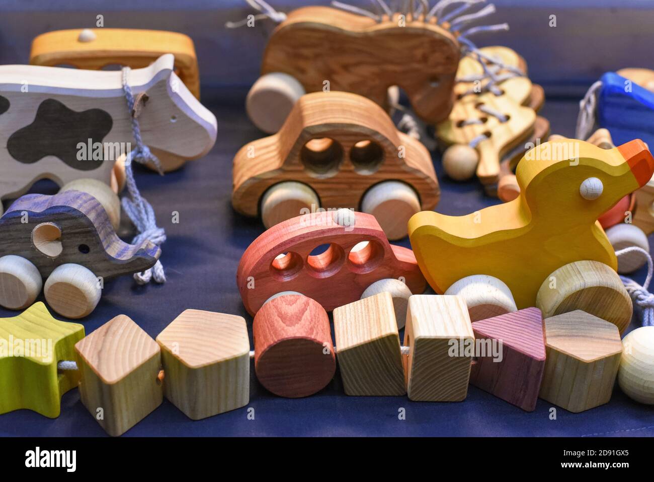 Verschiedene Holzspielzeuge als Geschenk, umweltfreundliche und sichere handgefertigte Produkte für Kinder Entwicklung und Lernen Stockfoto