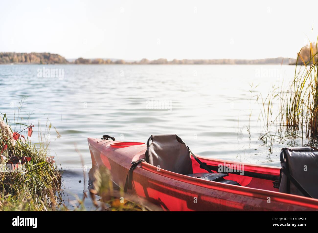Kanuboot auf dem Wasser, großer See. Rotes Plastikboot auf dem Wasser, aktive Erholung, Bootsurlaub Stockfoto