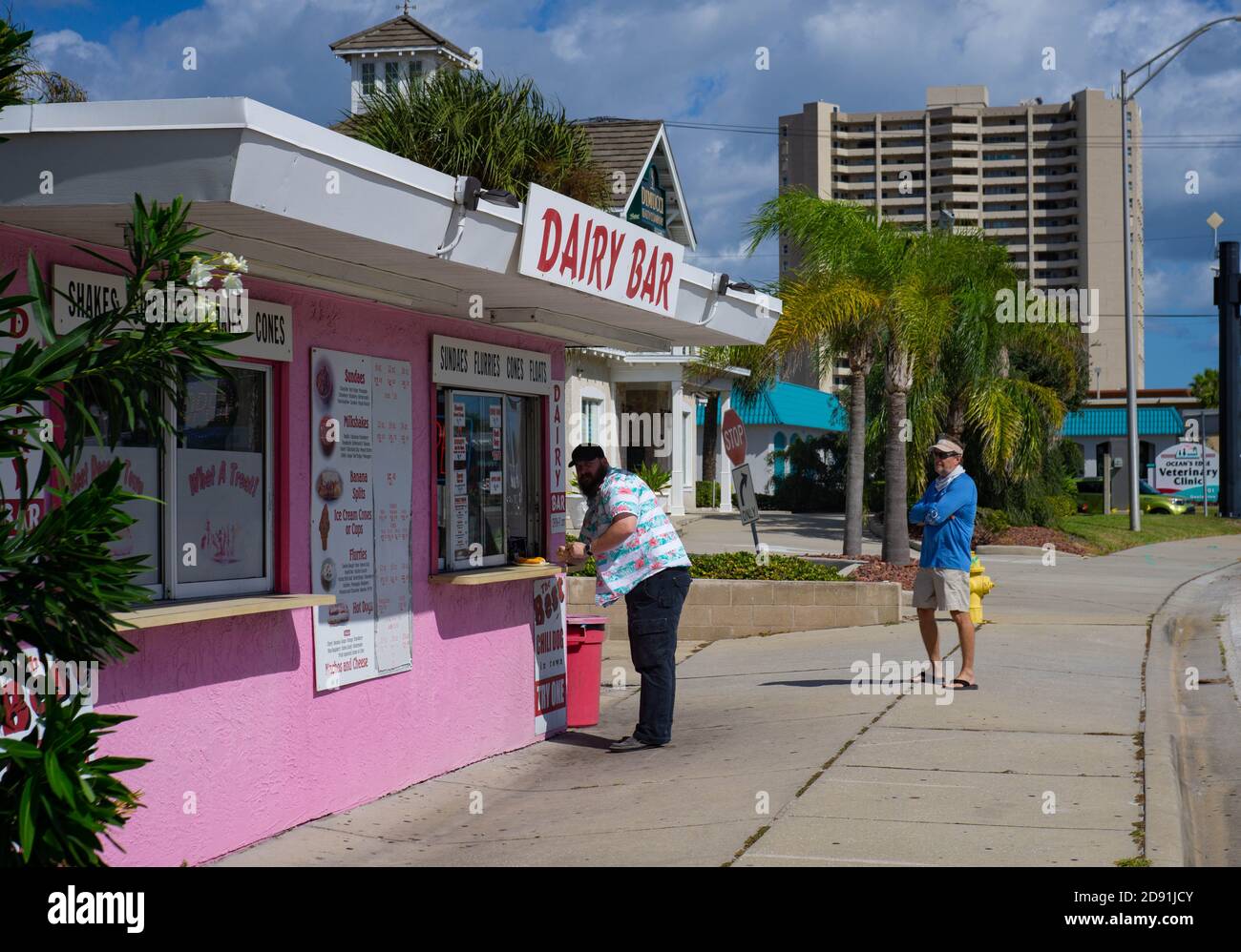 Zwei Männer stehen in einem Geschäft in Daona Beach, FL, für Eis an. Stockfoto