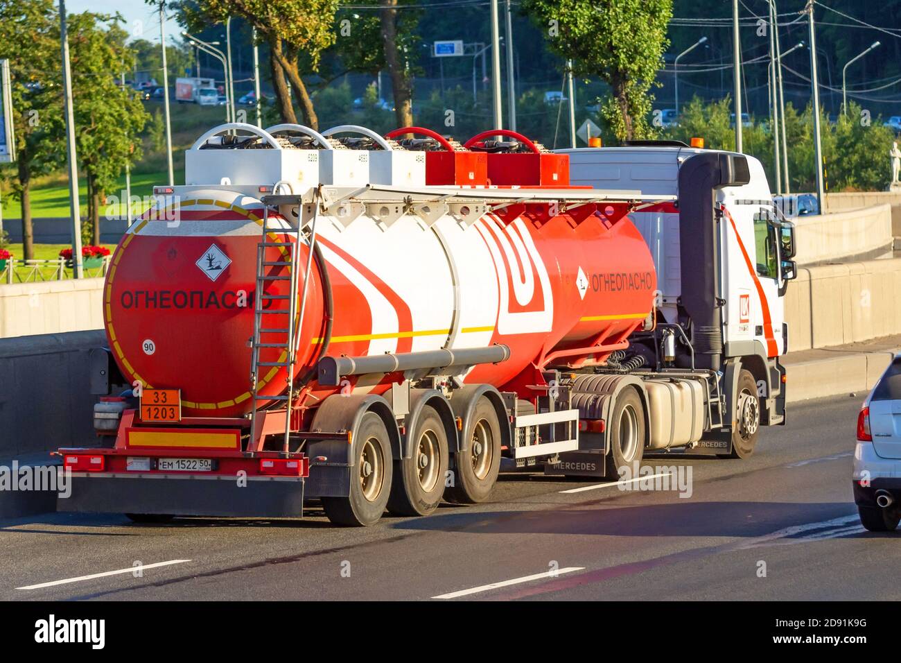 Schwere große Tankwagen Lukoil Unternehmen auf Stadtautobahn. Russland, Sankt Petersburg. 20. august 2020 Stockfoto