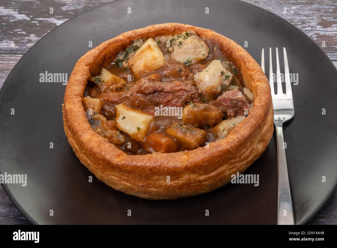 Gefülltes Yorkshire Pudding Dinner mit Rind und Gemüse Stockfoto
