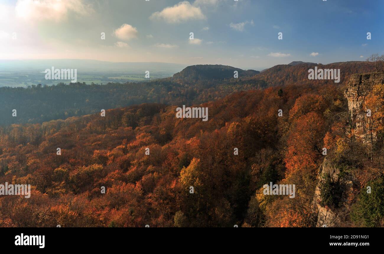 Blick von den Hohenstein Klippen in Süntel Stockfoto